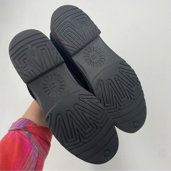 UGG Women's Mckay Winter Boot black short sheepskin almost new size 10.5 - Picture 8 of 11